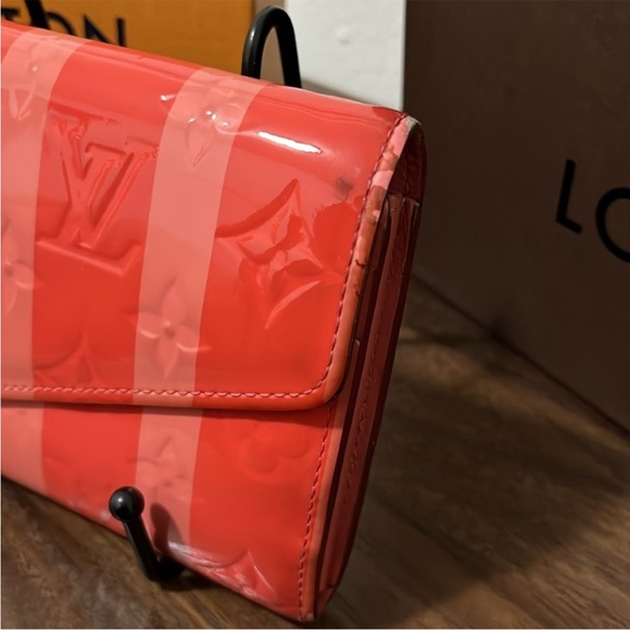 🔥LOUIS VUITTON Vernis Reyur Portefeuille Sarah Limited edition Poppy Petal 1500$ - Picture 10 of 12